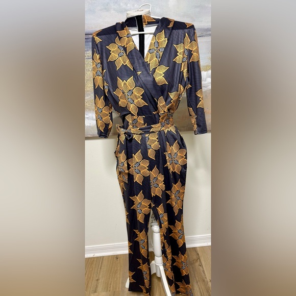 NWOT JUMPSUIT, 1-piece, V-Neck, Zipper, 3/4 Sleeves, Pockets, Flowers.Size L - Picture 3 of 10
